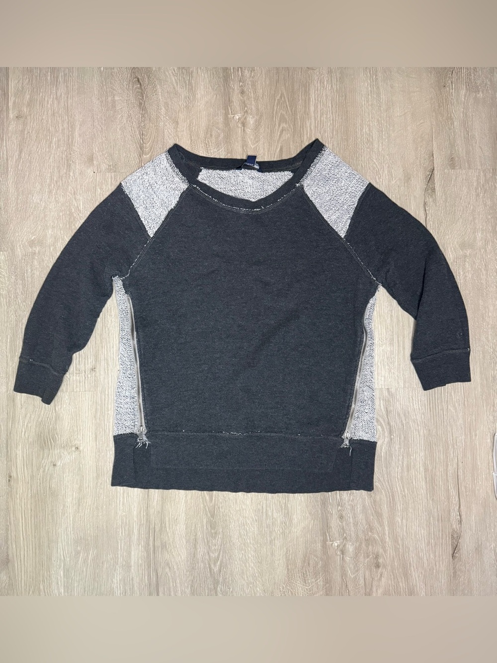 Women’s quarter sleeve sweater with side zippers